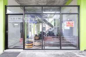 Property entrance - OYO 3830 Dfarys Gh Syariah (Balikpapan)