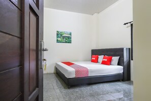 Desk, free WiFi, bed sheets - OYO 3830 Dfarys Gh Syariah (Balikpapan)