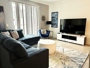 Fernseher, Bücher, Arbeitsbereiche