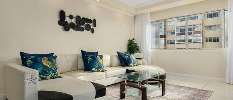 Apartamento Confort | Zona de estar | Televisión de pantalla plana de 50 pulgadas con canales por cable