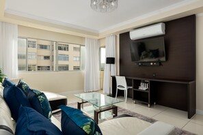 Comfort-Apartment | Wohnbereich | 50-Zoll-Flachbildfernseher mit Kabelempfang, Fernseher