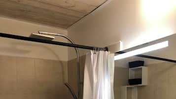 Douche, sèche-cheveux, serviettes fournies, savon
