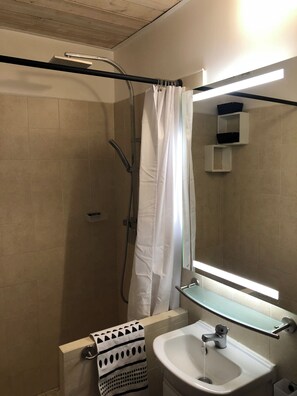 Een douche, een haardroger, handdoeken, zeep