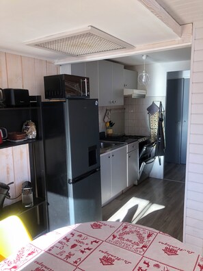 Frigorifero, microonde, forno, piano cottura