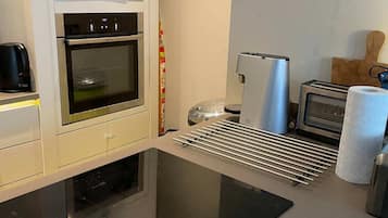 Basic Apartment, Multiple Beds | Private kitchen | Fridge, microwave, oven, stovetop