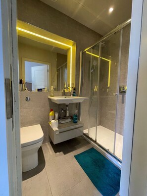 Basic Apartment, Multiple Beds | Bathroom | Towels, soap, shampoo, toilet paper - Modern & Central 2BD Flat - Broadmead (Bristol)