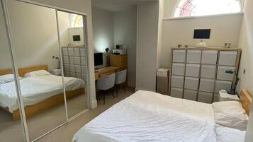 Basic Apartment, Multiple Beds | 2 bedrooms, laptop workspace, iron/ironing board, bed sheets