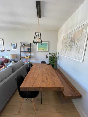 Basic Apartment, 1 King Bed | Dining