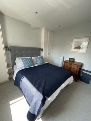 Appartement de base, 1 très grand lit | 1 chambre, fer et planche à repasser, literie fournie