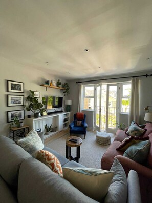 Basic Apartment, 1 King Bed | Living area