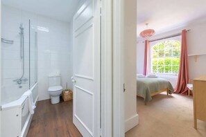 A bathroom with a bathtub, toilet, and shower. - Charming & Central 2BD Flat - Islington (London)