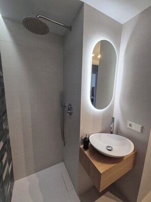 Douche, sèche-cheveux, bidet, serviettes fournies
