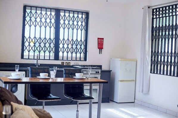 Apartament | Cuina privada | Frigorífic, microones, forn i placa de cuina