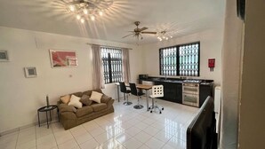 Apartemen | Dapur pribadi | Lemari es, microwave, oven, dan kompor