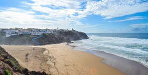 On the beach - Villa: Oceanfront, 6 Beds, Pool & Beach Access (Mirleft)