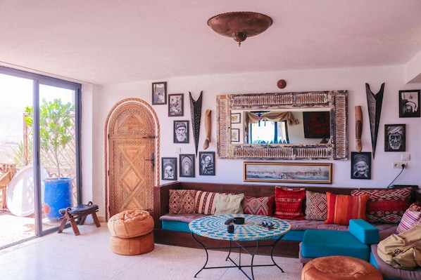 TV, fireplace - Luxury Oceanfront 6 Bedroom Villa in Mirleft (Mirleft)