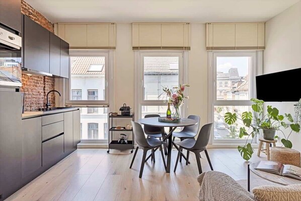 Fridge, oven, stovetop, coffee/tea maker