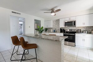 Fridge, microwave, oven, stovetop - Fillmore Unit 2 Summa (Cape Canaveral)