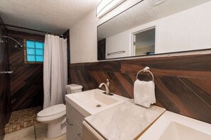 Bathtub, hair dryer, towels, shampoo - Fillmore Unit 4 | 4BR/2BA (Cape Canaveral)