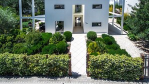 En moderne bygning med en symmetrisk facade, flere vinduer og en central indgang.