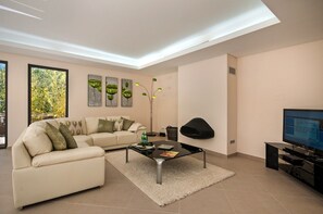 Smart TV, lareira, DVD player, pebolim