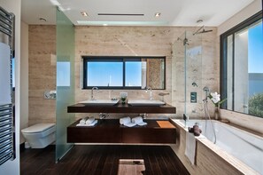 Dusche, Haartrockner, Bidet, Handtücher