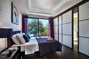 4 bedrooms, in-room safe, iron/ironing board, free WiFi