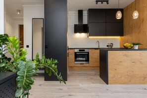 Estudio, balcón | Cocina privada | Horno, lavavajillas, utensilios de cocina y congelador 