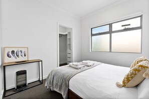 3 slaapkamers, een strijkplank/strijkijzer, reisbedje, wifi