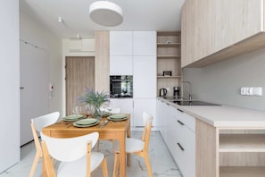 Fridge, oven, stovetop, dishwasher