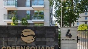Entrada de un edificio con un letrero que dice "Greensquare" y "Karsiborska 4".