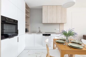 Kjøleskap, ovn, kokeplater og oppvaskmaskin