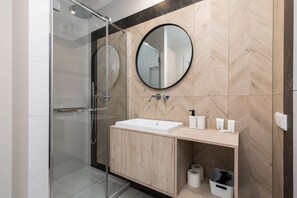 Shower, hair dryer, towels, shampoo - Stylish Apartment with Balcony | Private Parking (Swinoujscie)