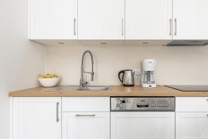 Réfrigérateur, micro-ondes, plaque de cuisson, lave-vaisselle