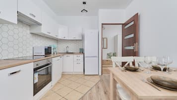 Jääkaappi, mikroaaltouuni, uuni, liesi