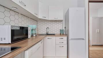 Een koelkast, een magnetron, een oven, een kookplaat