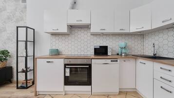 Jääkaappi, mikroaaltouuni, uuni, liesi