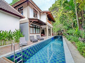 Una piscina al aire libre