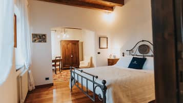 Desk, laptop workspace, free WiFi, bed sheets