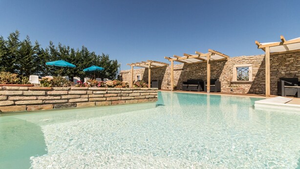 A clear swimming pool with stone walls and wooden pergolas. - LA MASSERIA - La Colombaia - 6 (Vasto)