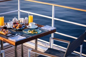 Petit déjeuner complet compris tous les jours