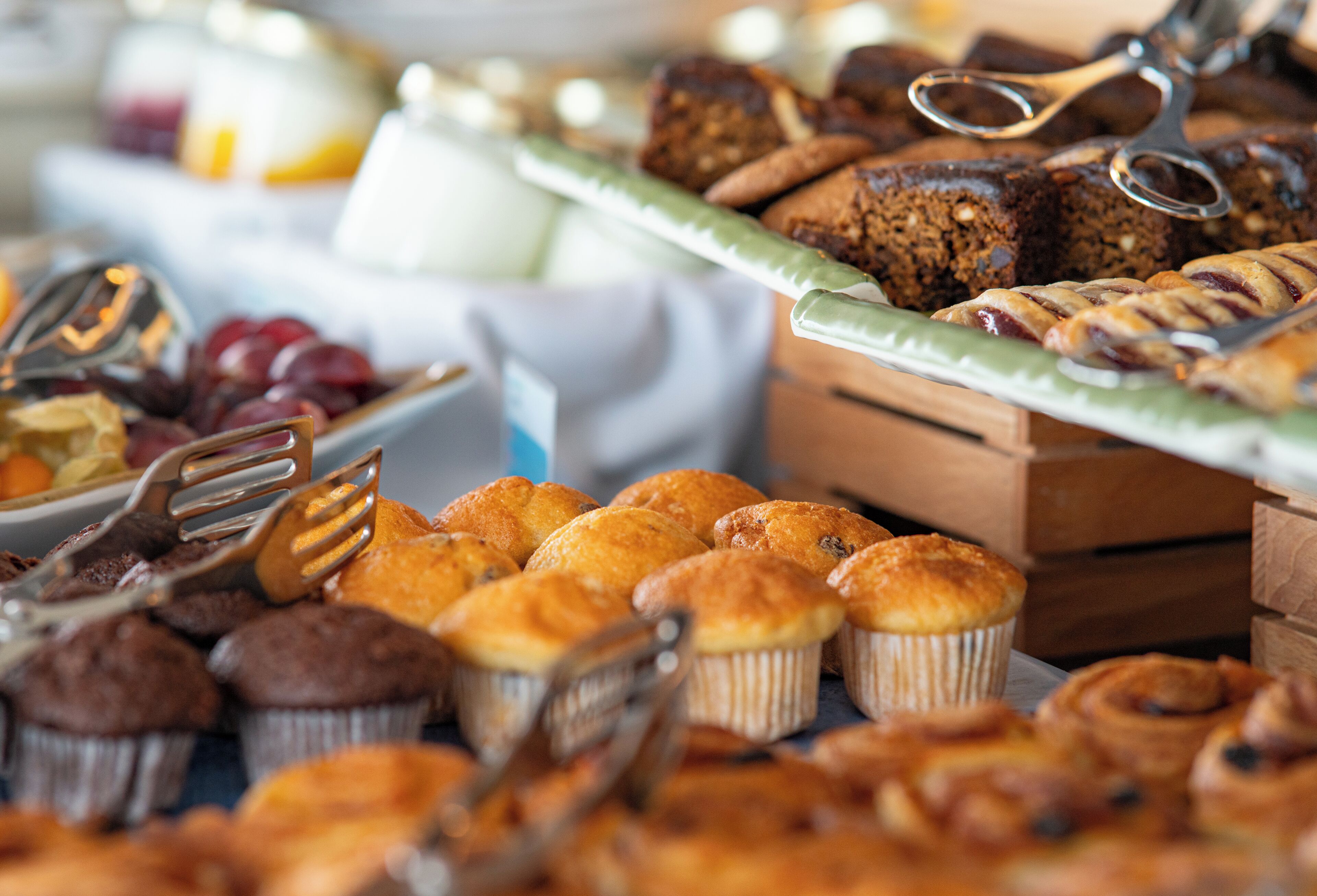 Variedad de productos horneados, como muffins y pasteles, a la vista.