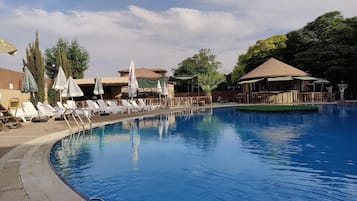 Una piscina al aire libre de temporada