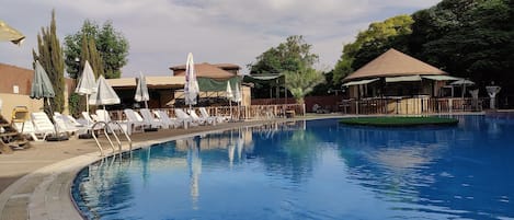 Una piscina al aire libre de temporada