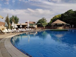 Una piscina al aire libre de temporada