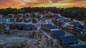 Et boligområde med forskellige huse, hvoraf nogle har altaner og andre store vinduer.