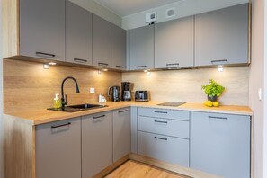 Fridge, stovetop, dishwasher, toaster