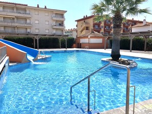 Una piscina al aire libre