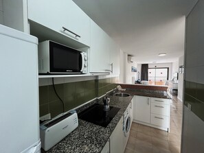 Frigorífico, microondas, placa de cocina y cafetera o tetera