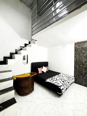 Superior Room, 2 Bedrooms, Mezzanine | Soundproofing, free WiFi, bed sheets - Kost Harian Semarang Murah (Semarang)